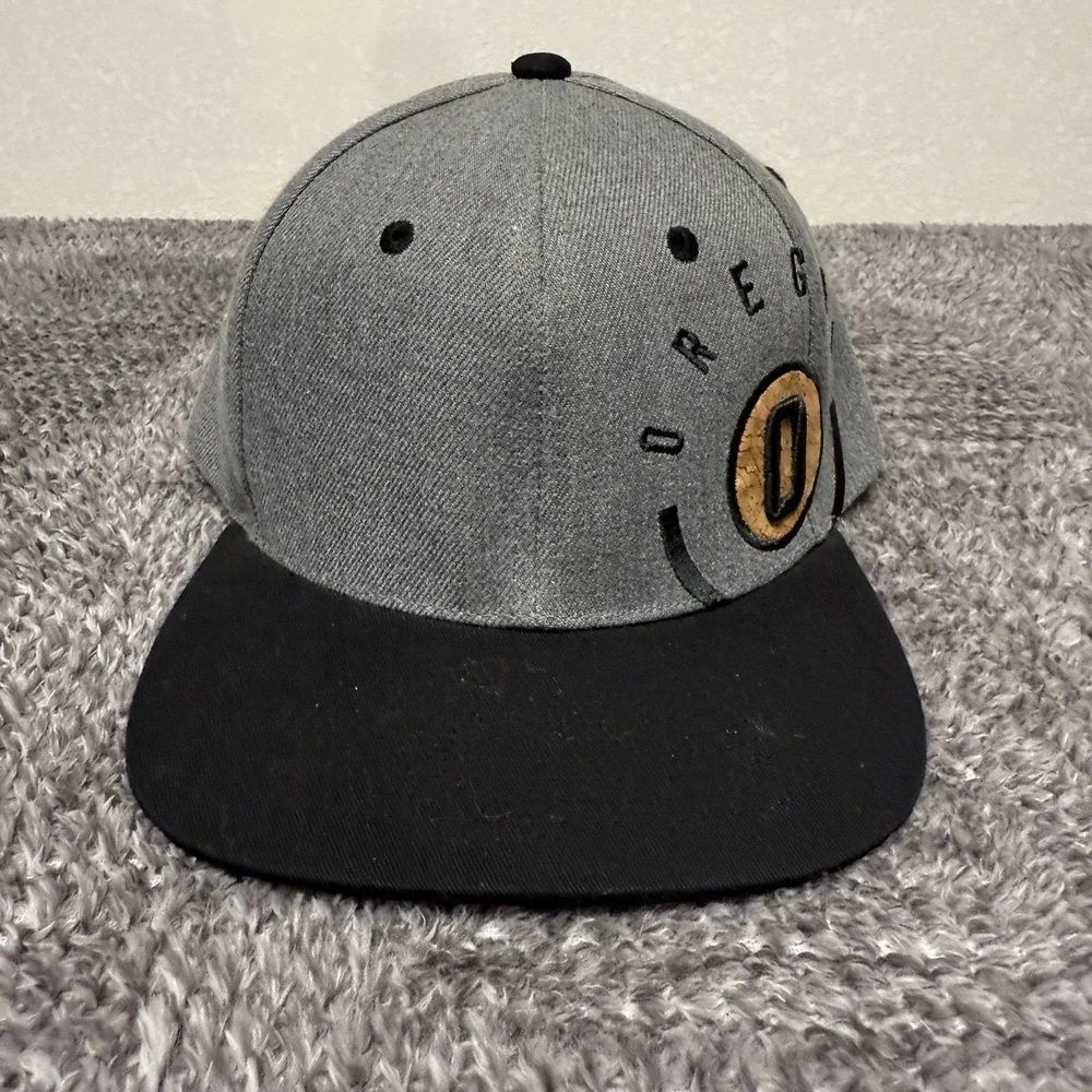 Grizzly Mens Oregon Flat Bill Snapback Hat Gray Black Embroidered State